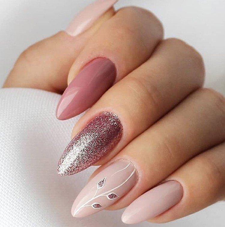 Розовый маникюр с блестками