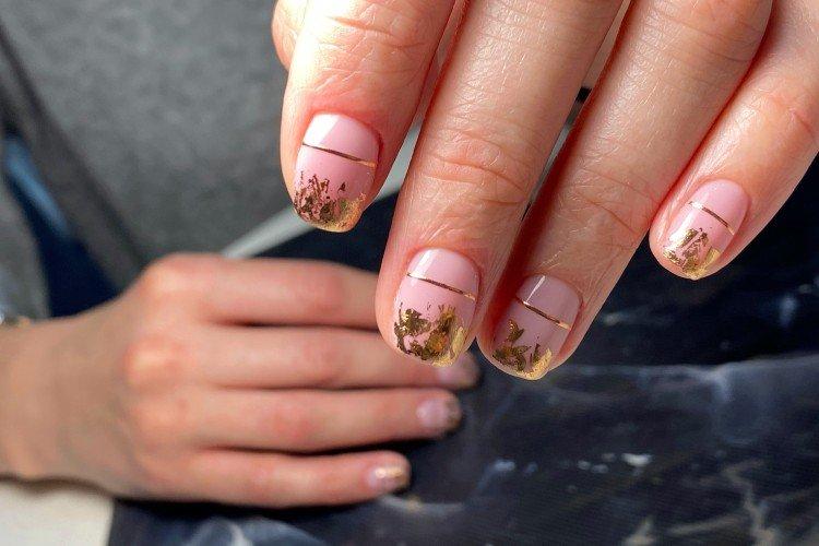 Розовый маникюр с хлопьями и фольгой