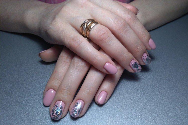 Розовый маникюр с хлопьями и фольгой