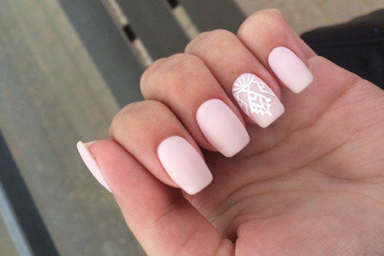 Матовый розовый маникюр