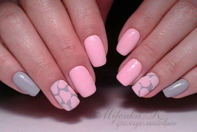 Розовый маникюр с серым