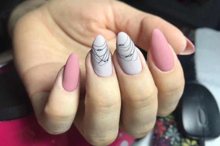 Розовый маникюр с брызгами и паутинкой