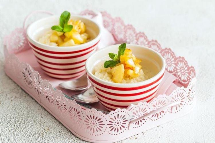 Рисовая каша с ванилью и яблоками