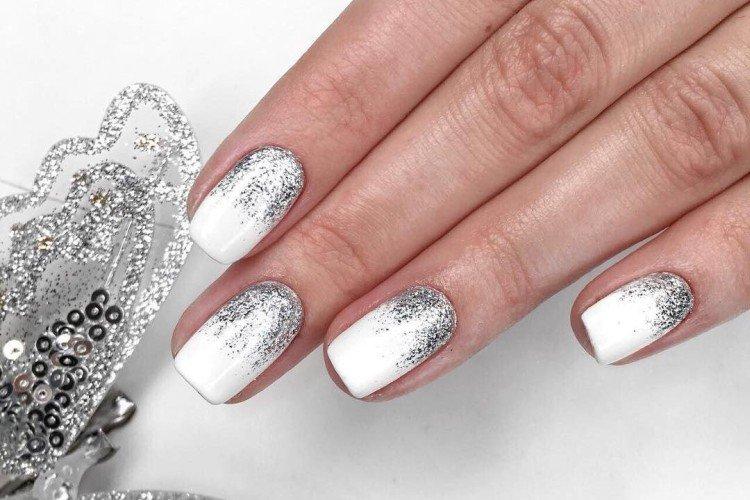 Белый маникюр с блестками