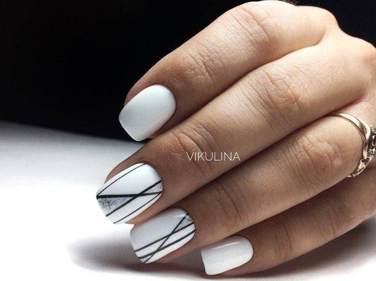Белый маникюр с рисунками