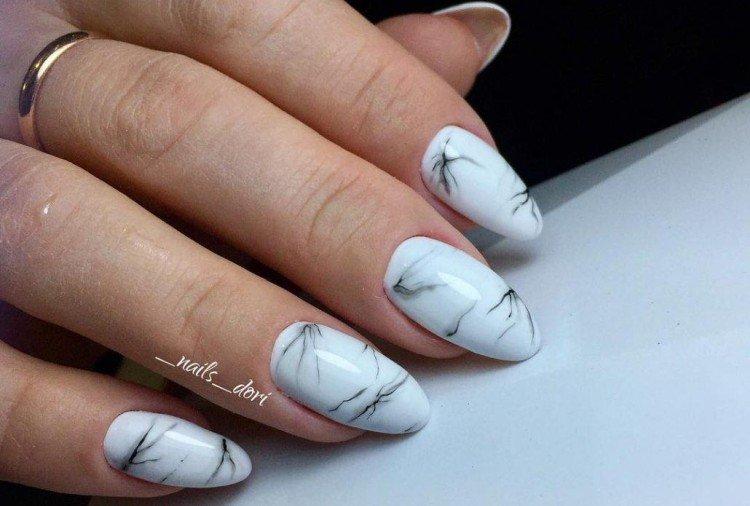 Белый маникюр с разводами