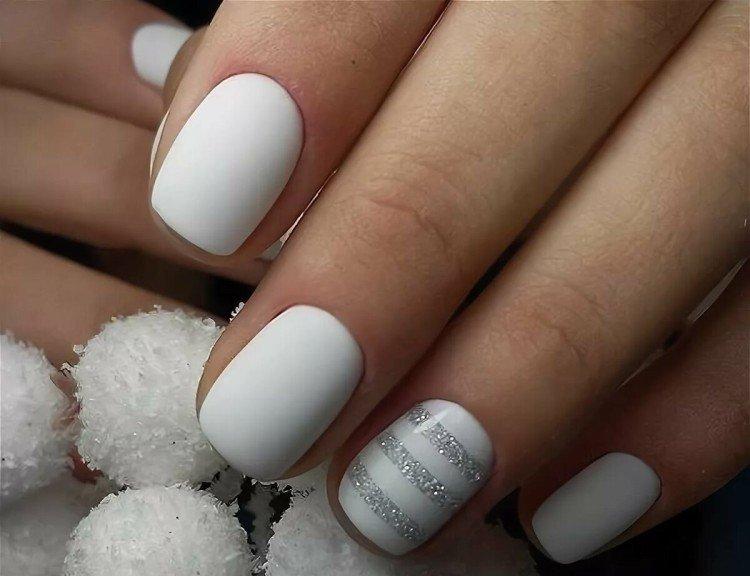Белый матовый маникюр