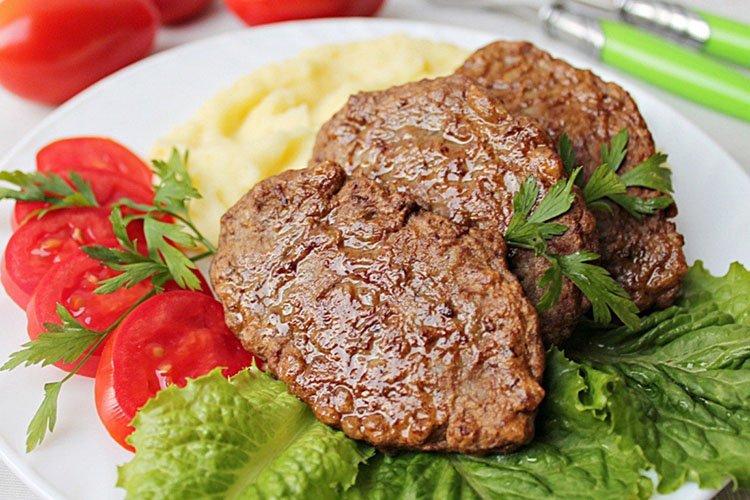Котлеты из говяжьей печени с овощами