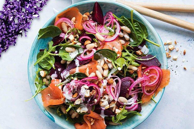 Салат с красной рыбой и шпинатом