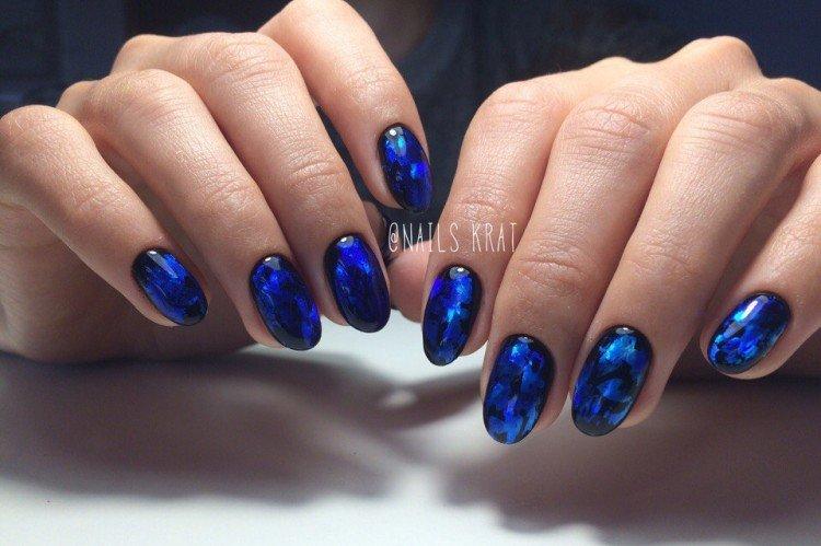 Синий маникюр с фольгой