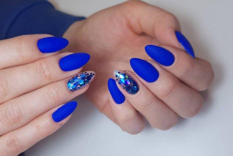 Синий матовый маникюр