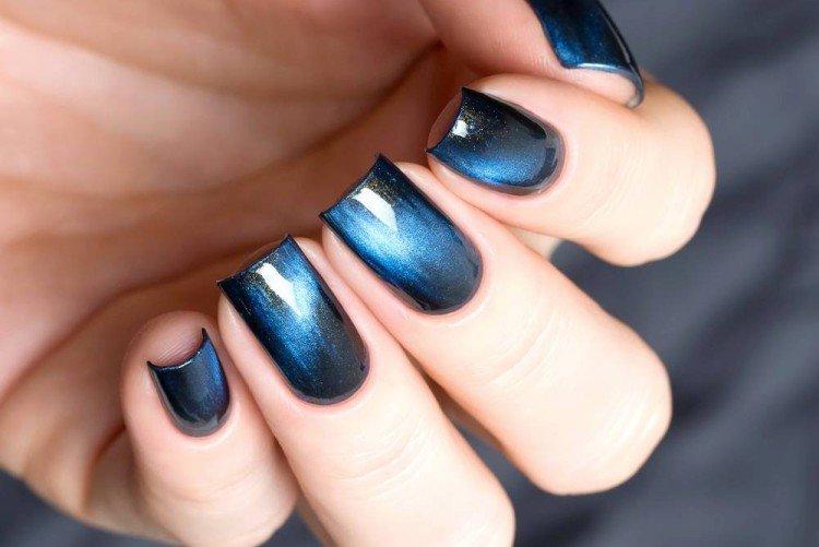 Синий маникюр «кошачий глаз»