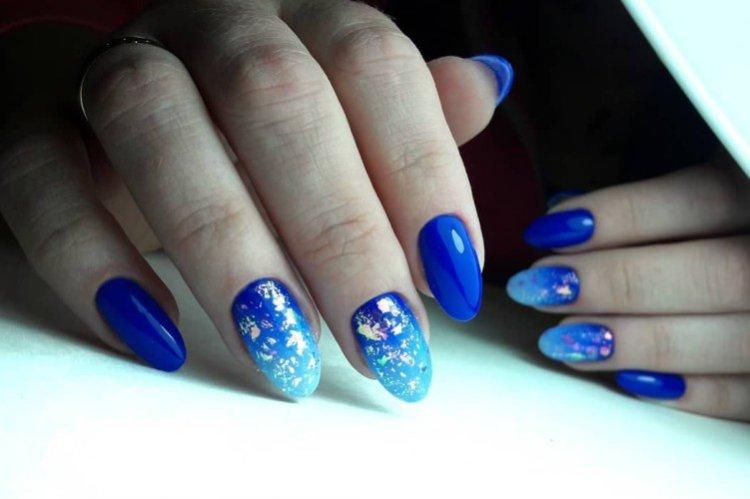 Синий маникюр с хлопьями