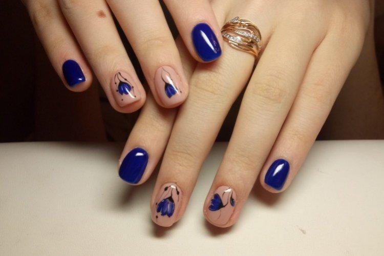 Синий маникюр с бежевым