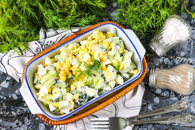 Салат с капустой, огурцами и авокадо