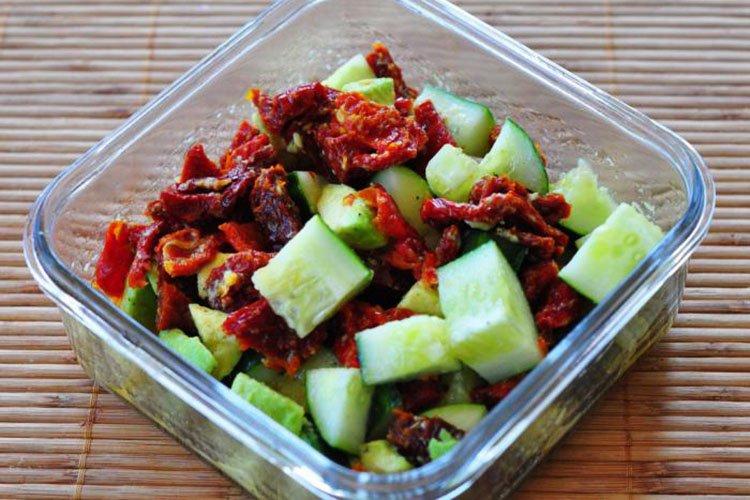 Салат с огурцами и вялеными томатами