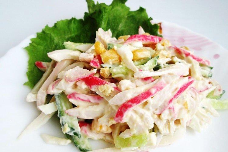 Салат «Снежный краб» с огурцами и сметаной
