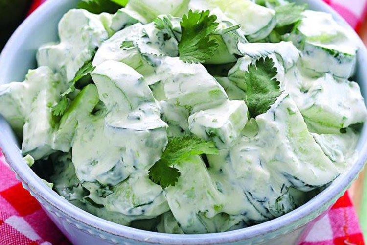 Салат со свежими огурцами по-фламандски