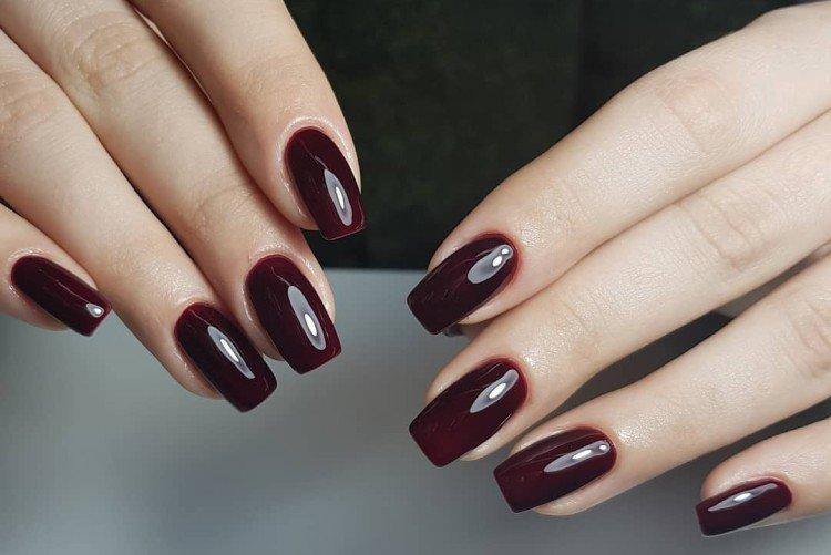 Бордовый однотонный маникюр
