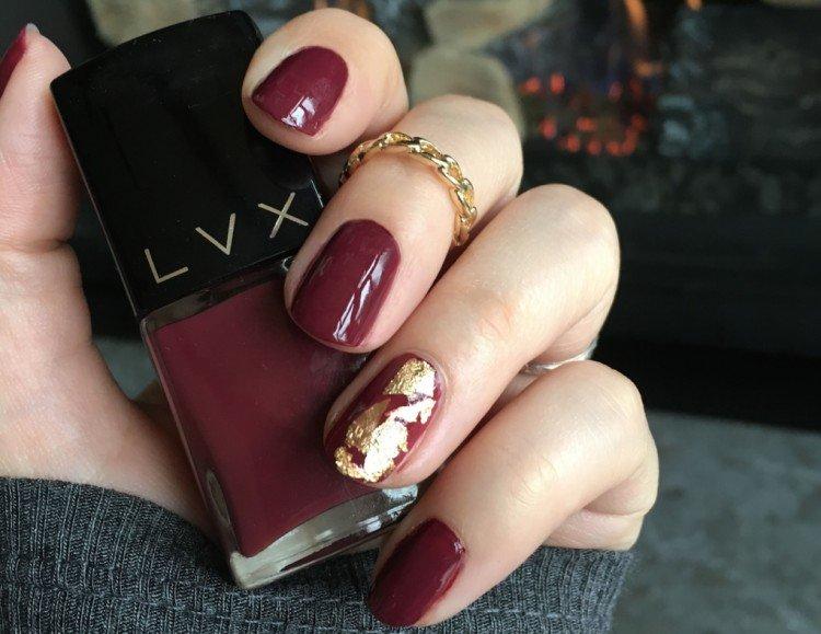 Бордовый маникюр с фольгой