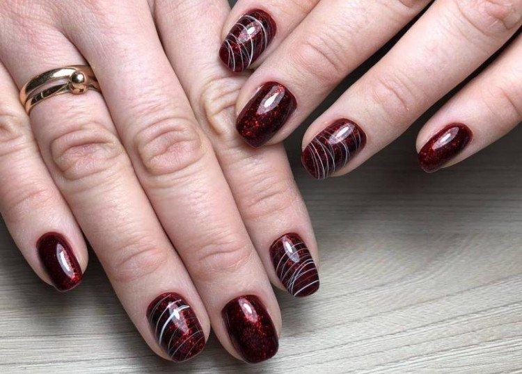 Бордовый маникюр с паутинкой