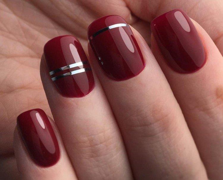 Бордовый маникюр с полосками