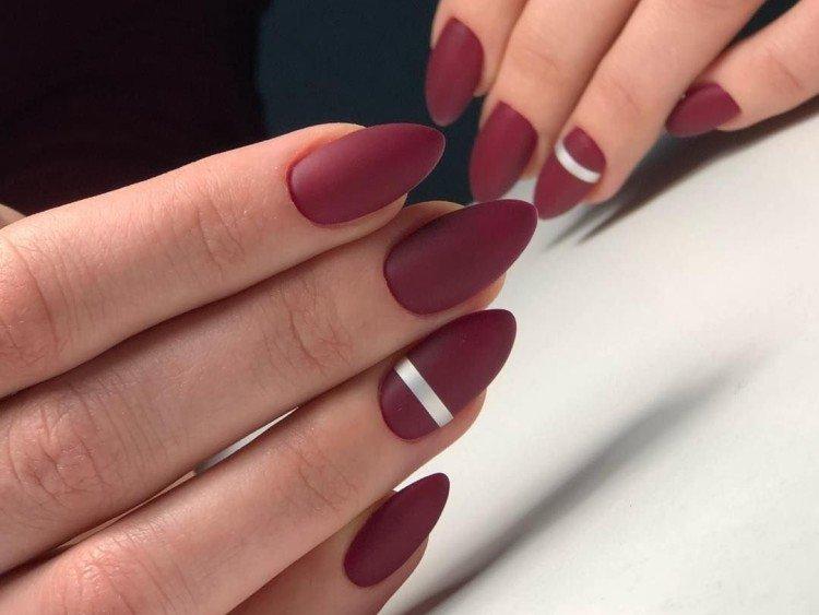 Бордовый матовый маникюр