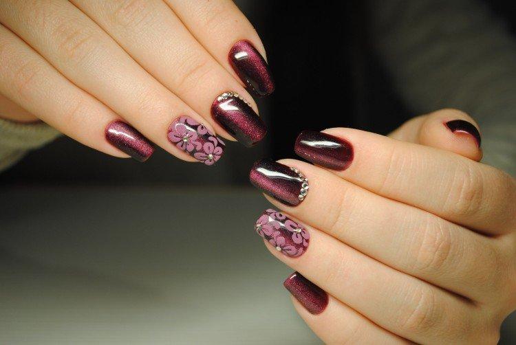 Бордовый маникюр «кошачий глаз»