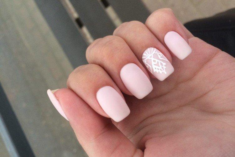 Матовый светлый маникюр