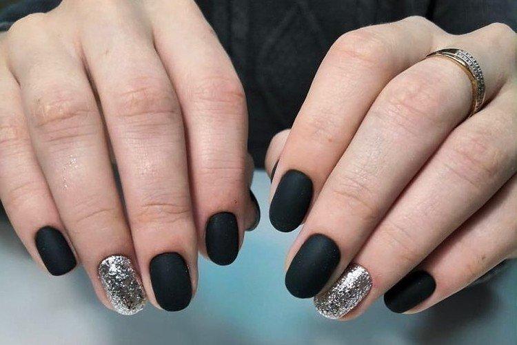 Матовый черный маникюр