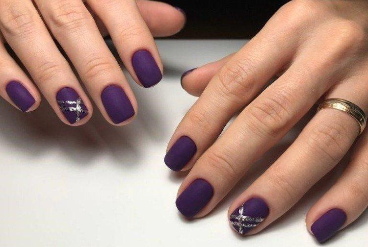 Матовый темный маникюр
