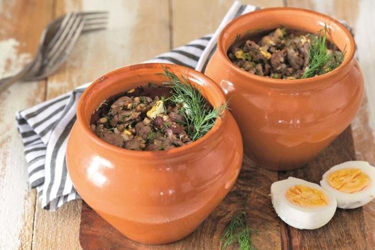 Гречка с куриными сердечками в горшочках