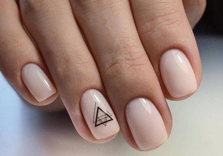 Молочный маникюр со стемпингом