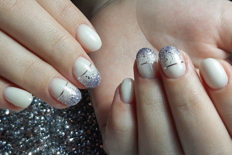 Молочный маникюр с серебром