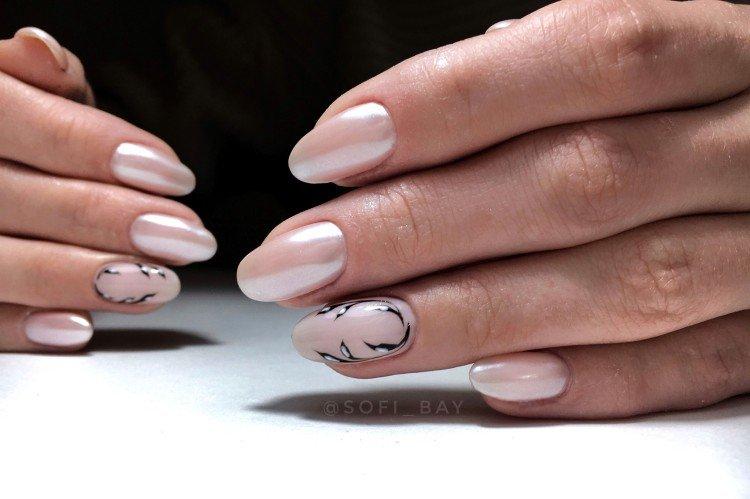 Молочный маникюр с втиркой