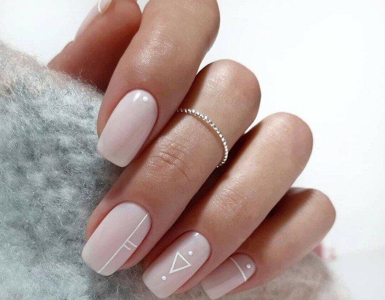 Молочный полупрозрачный маникюр