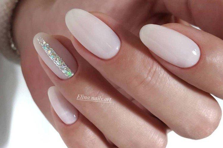 Молочный маникюр с блестками