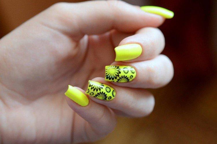 Цветной маникюр на квадратные ногти