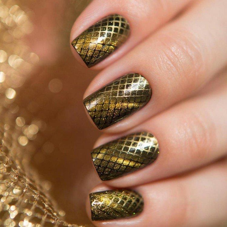 Маникюр «кошачий глаз» со стемпингом