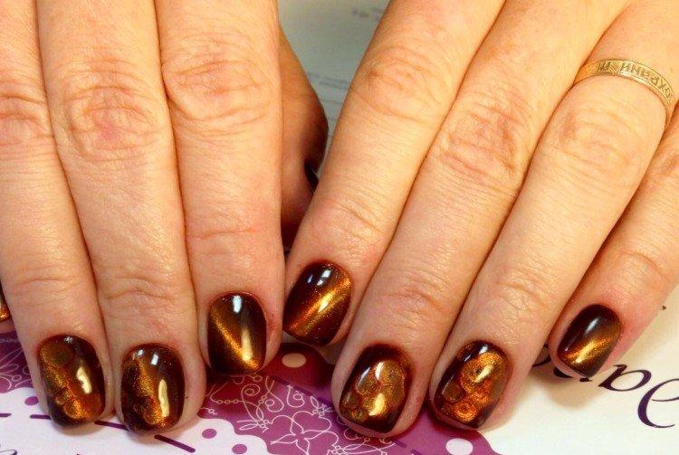 Золотой маникюр «кошачий глаз»
