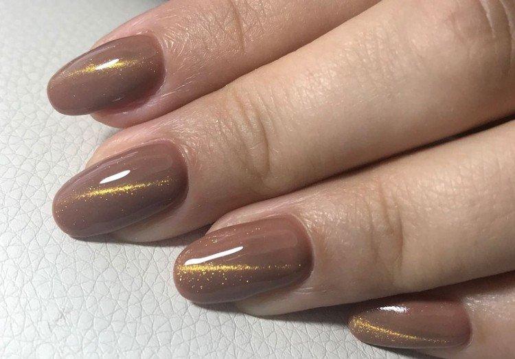 Светлый маникюр «кошачий глаз» 2021