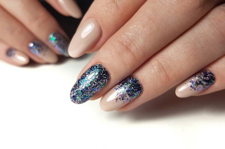 Маникюр с крупными блестками