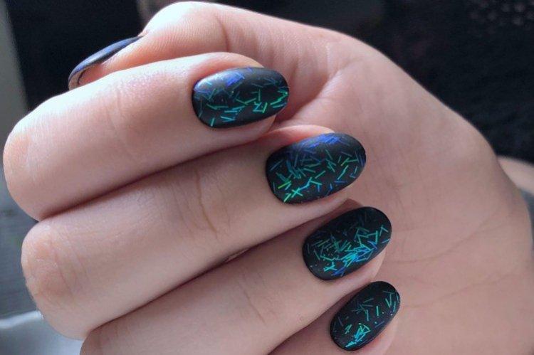 Матовый маникюр с блестками