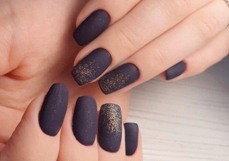 Матовый маникюр с блестками