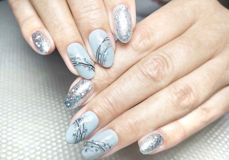 Маникюр с блестками и паутинкой