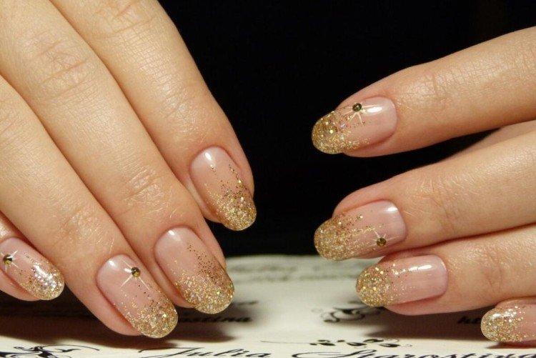 Маникюр с растяжкой блестками