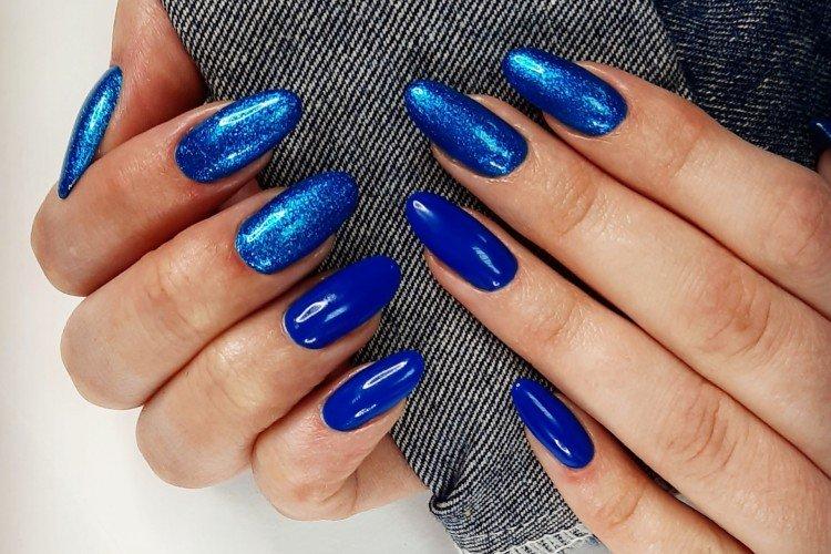 Темный маникюр с блестками