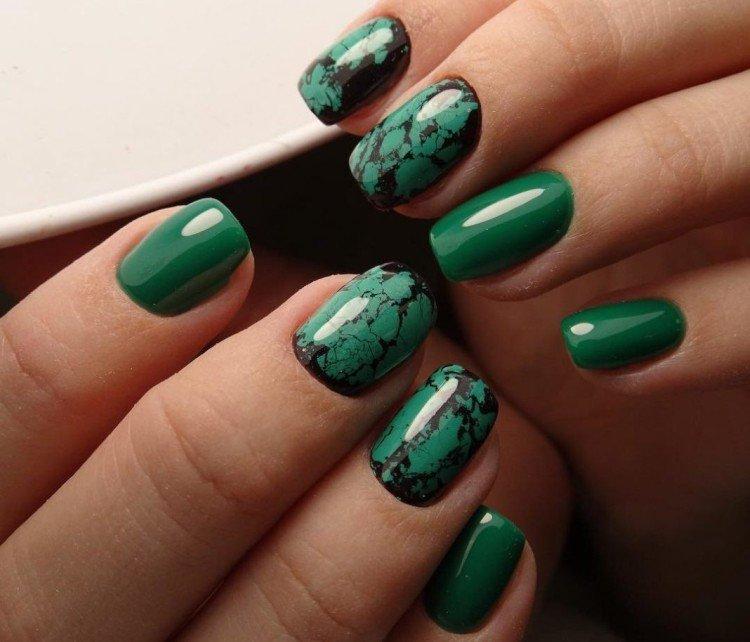Темно-зеленый маникюр