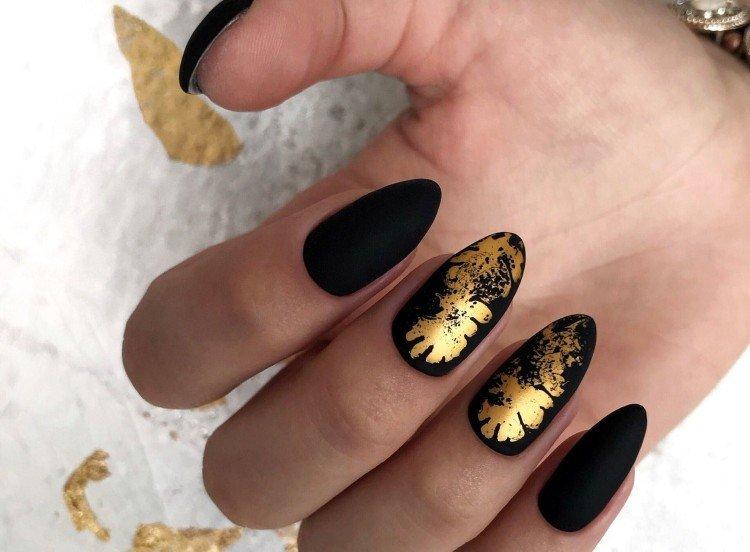 Темный маникюр с фольгой