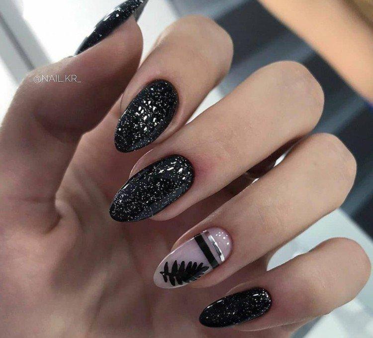Темный маникюр с блестками